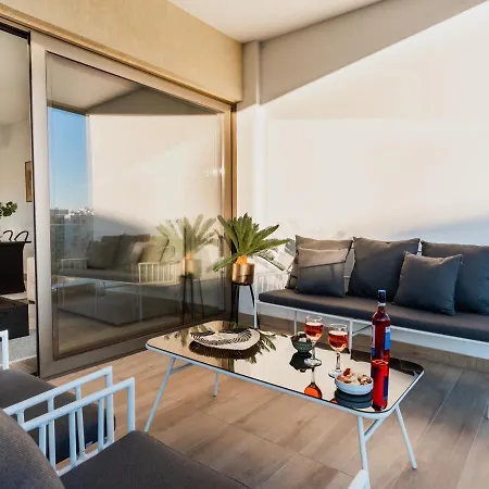 Appartamento Modern Vacation Home For Up To Eight In Downtown Limassol All Yours Limisso