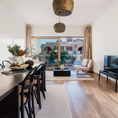 Modern Vacation Home For Up To Eight In Downtown Limassol All Yours
