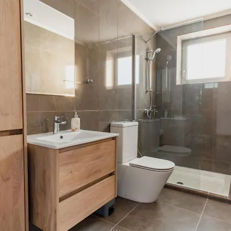 Appartamento Modern Vacation Home For Up To Eight In Downtown Limassol All Yours Limisso