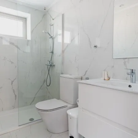 Modern Vacation Home For Up To Eight In Downtown Limassol All Yours Appartamento Limisso